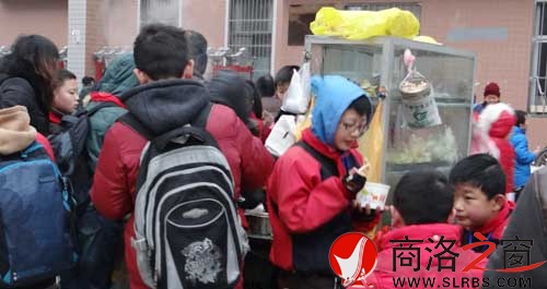 商洛市小學(xué)門外紅火的早餐市場