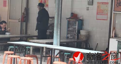 早餐結(jié)束后，攤點(diǎn)的餐桌下滿是廢棄的垃圾。