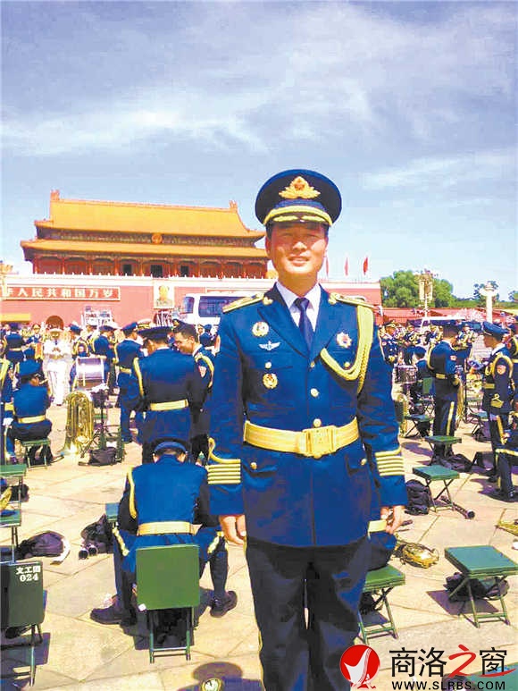 閱兵結(jié)束后，陳沖趕緊讓戰(zhàn)友為自己拍照留念，把這一激動(dòng)時(shí)刻永遠(yuǎn)定格。
