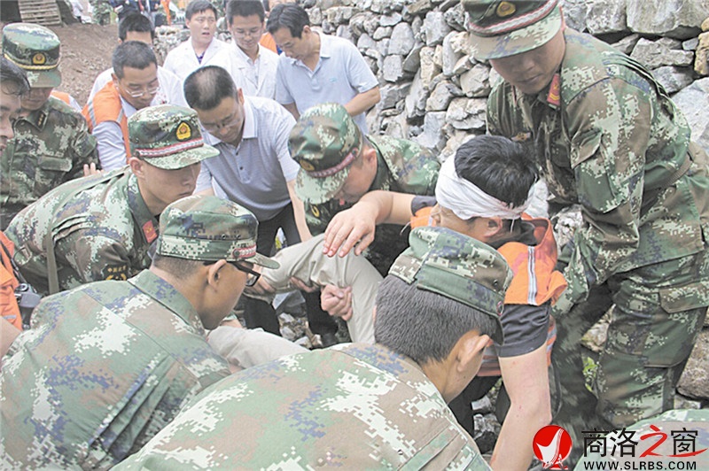 災后不到10小時，14名職工和村民獲救。(武警資料)