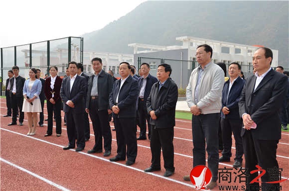 市上領導觀摩柞水縣城關(guān)小學遷建項目