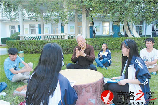 今年高考前夕，呂清太老師來到商南高級中學對參加高考的學生進行心里輔導。